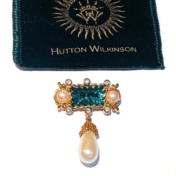 Hutton Wilkinson Pearl and Emerald Green Colored Stone Brooch / Pin - Picture 2 of 16